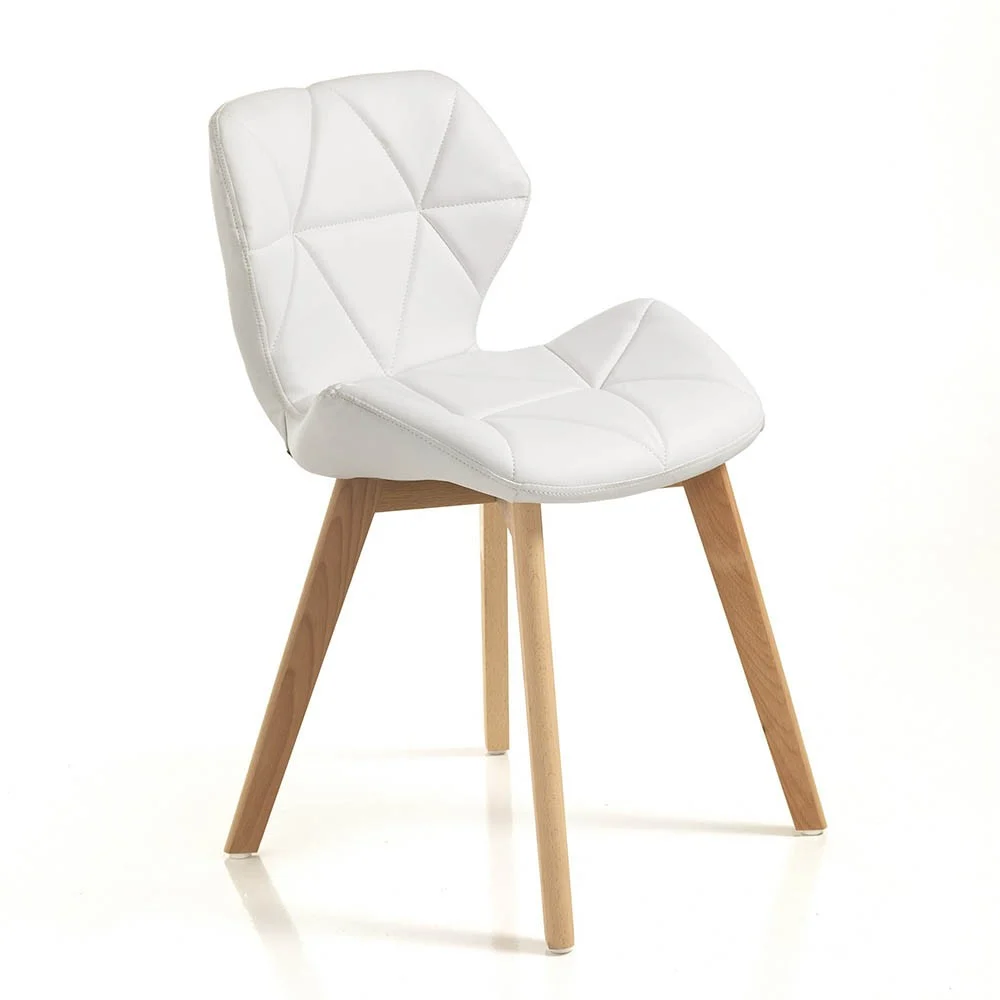 Sedia di design Spark White di OresteLuchetta con gambe in legno massello e seduta rivestita in pelle sintetica