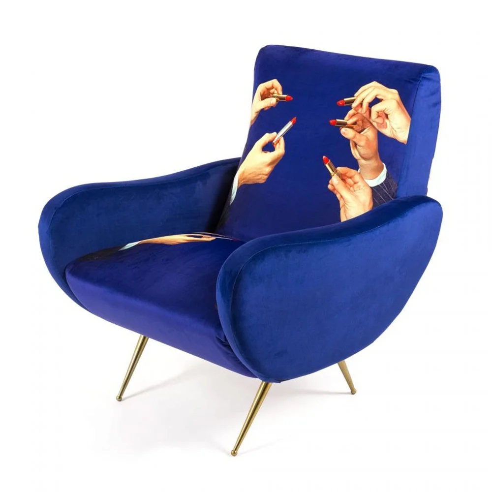 Seletti Blue Lipsticks Poltrona in legno con seduta imbottita disegnata da Toiletpaper