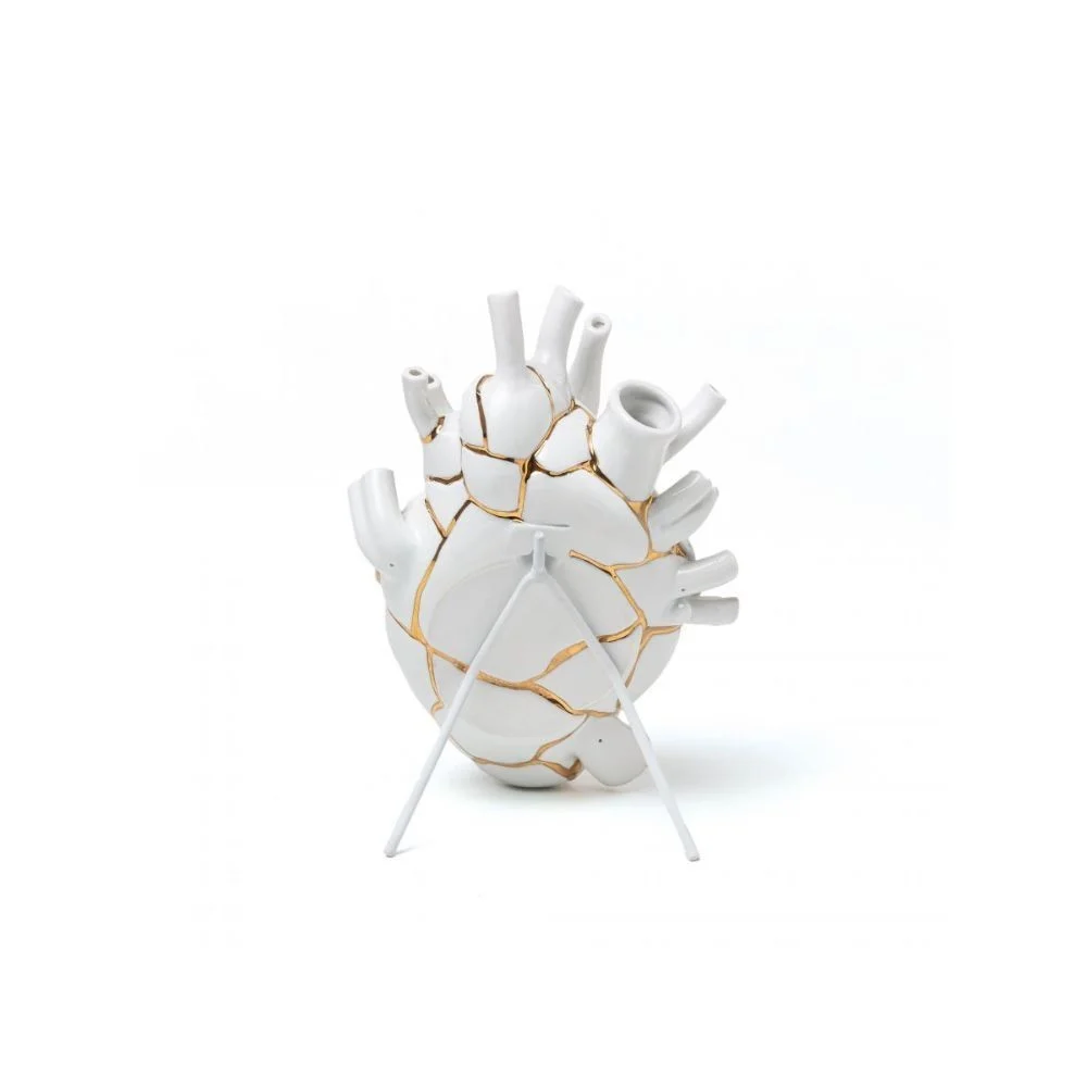 Seletti Kintsugi vaso a forma di cuore disegnato da Marcantonio