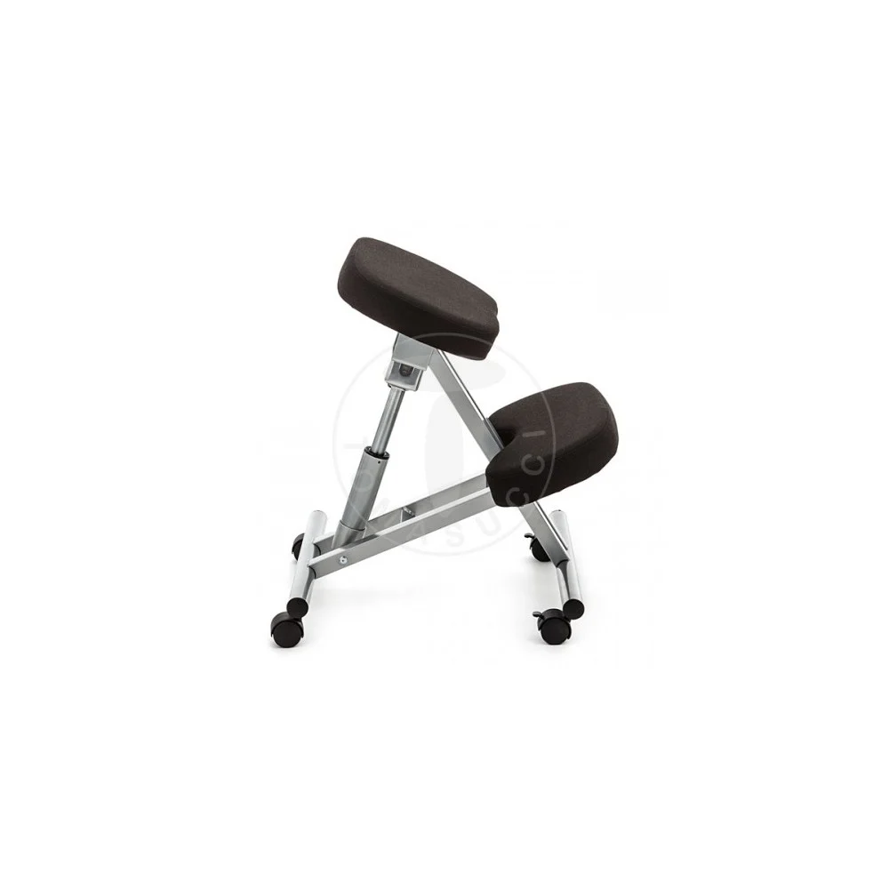 Sgabello ergonomico Berger di Tomasucci con struttura in alluminio e rivestito in tessuto nero