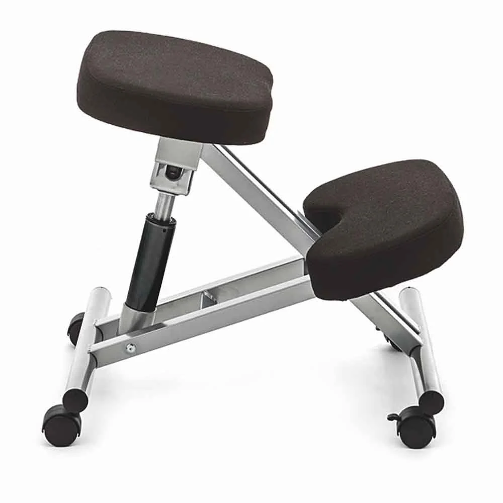 Sgabello ergonomico Oregon di OresteLuchetta con struttura in alluminio e rivestito in tessuto nero