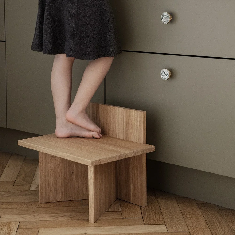 Sgabello obliquo in rovere naturale