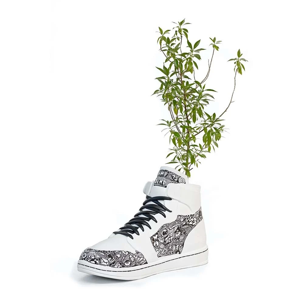 Sneaker Pot di Juliarte vaso a forma di sneaker con graffiti in stile street art fatti a mano