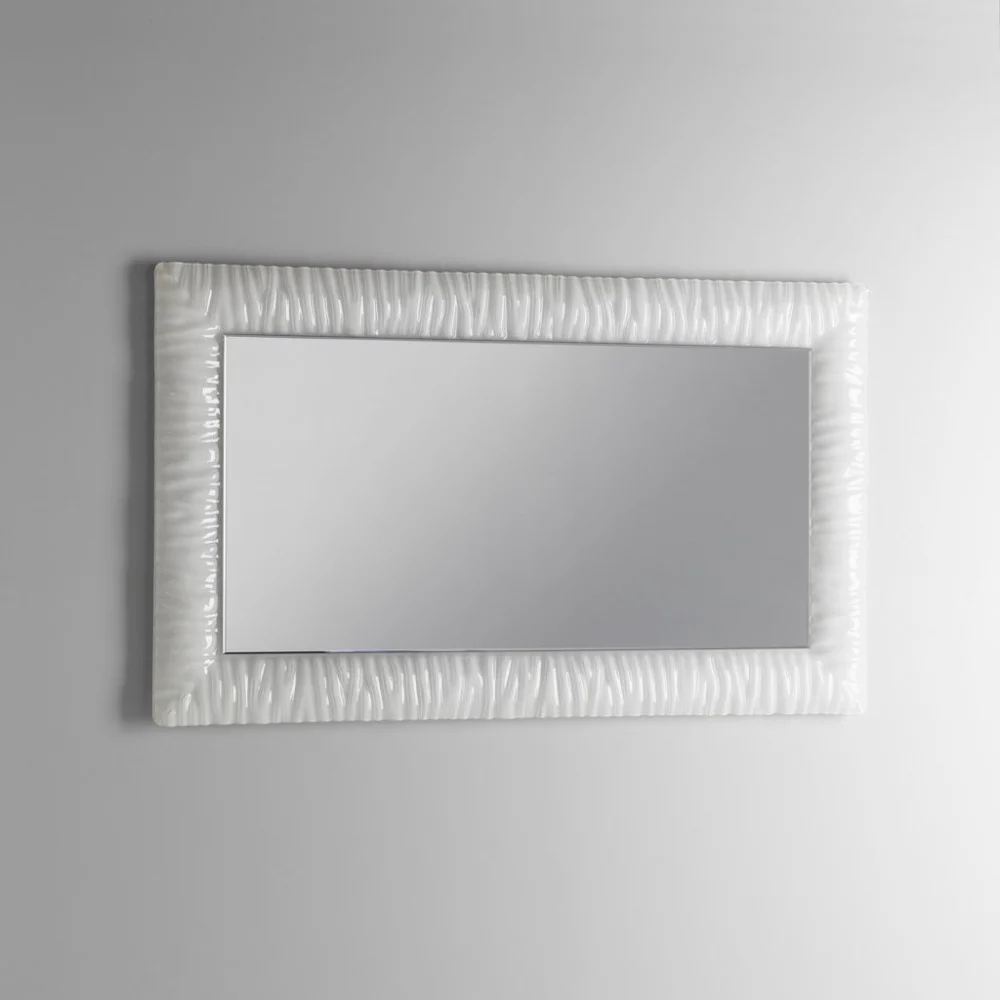 Specchio Shabby Chic con cornice in vetro fuso lavorato di colore bianco