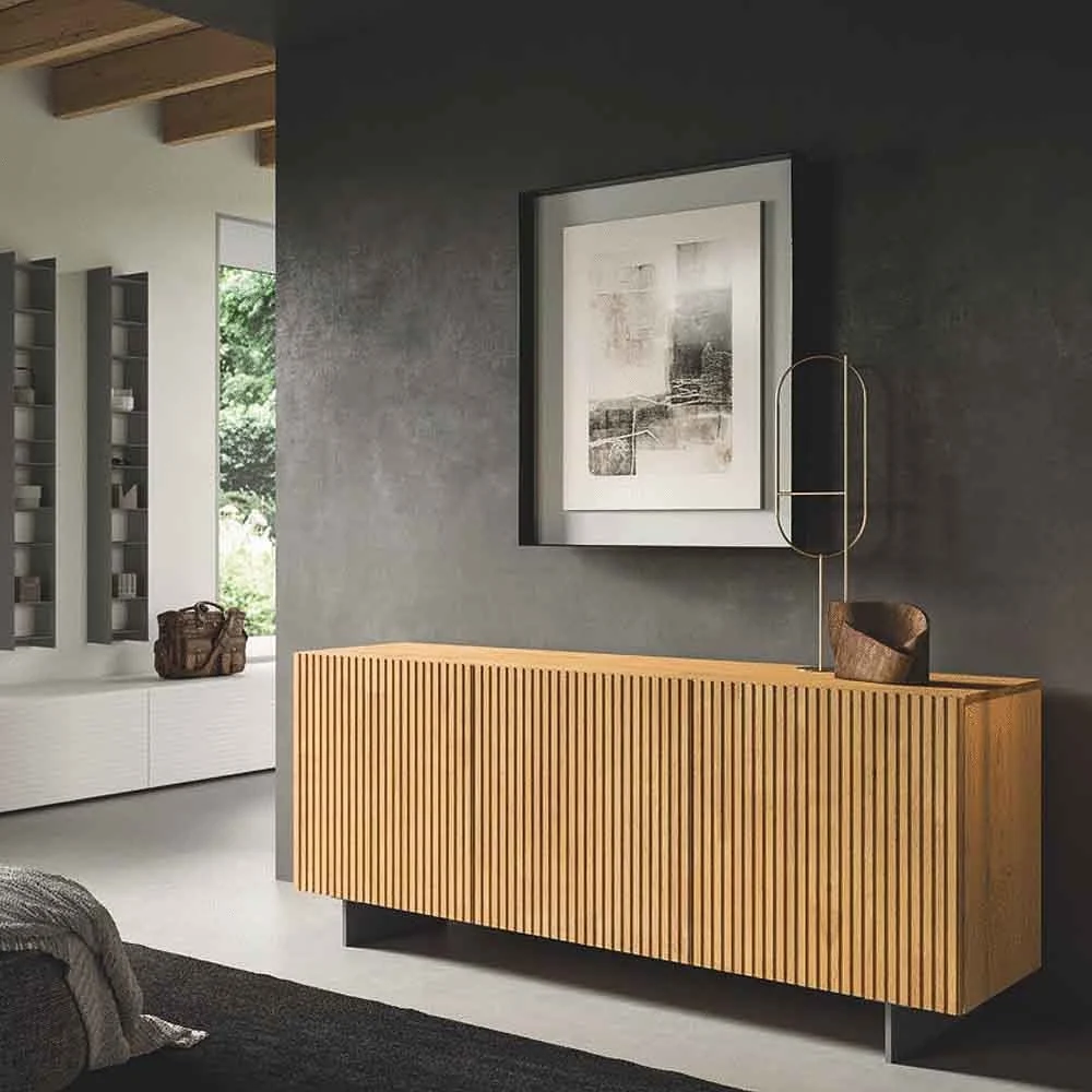 Star madia in legno massello finitura Oak a poro aperto con ante cannettate e gambe in metallo
