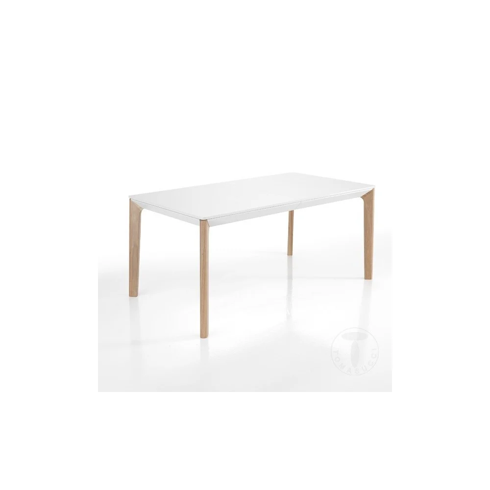 Tavolo allungabile Varm di Tomasucci con gambe in massello tinte rovere e piano in MDF laccato bianco opaco