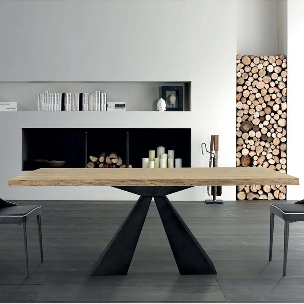 Tavolo Fisso Dakota con gambe centrali in acciaio nero e piano in legno impiallacciato con bordo scortecciato rovere