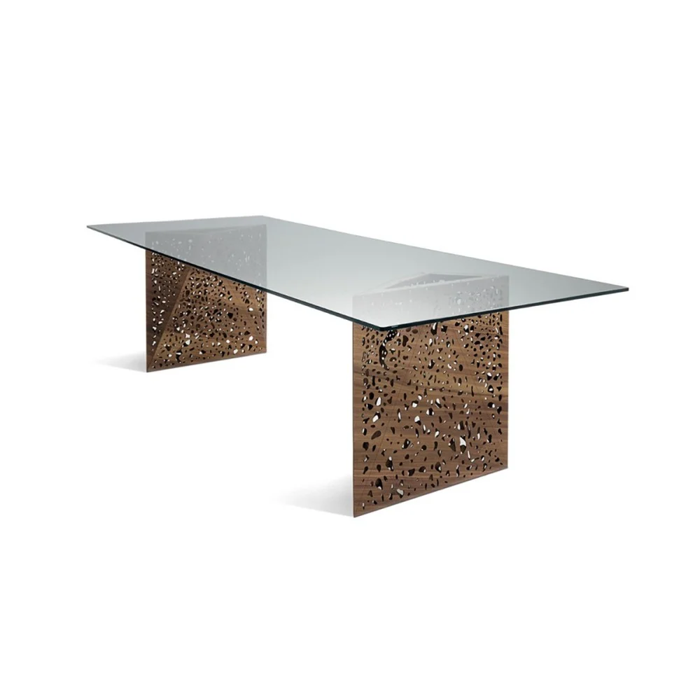 Tavolo fisso Riddled di Horm realizzato con base in legno origami di noce e piano in vetro temperato