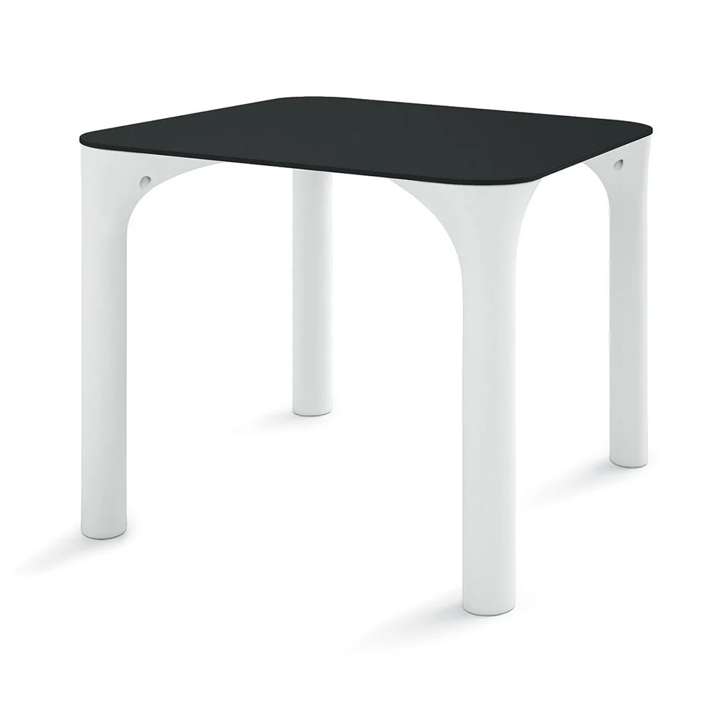 Tavolo Pure di Lyxo in polietilene disponibile in varie finiture adatto per bar, piscine, giardini