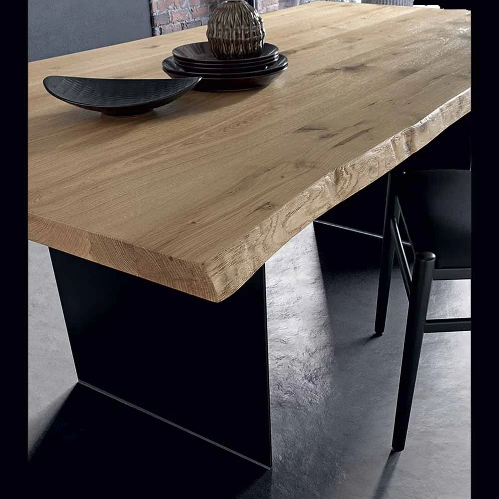 Tavolo Quadro di Callesella realizzato con struttura in metallo e piano in legno massello scortecciato