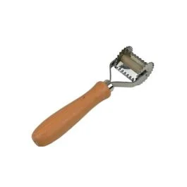 TAGLIAPASTA DENTATO 3 QUADRI 38 MM