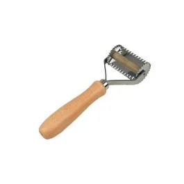 TAGLIAPASTA DENTATO 2 QUADRI 56 MM