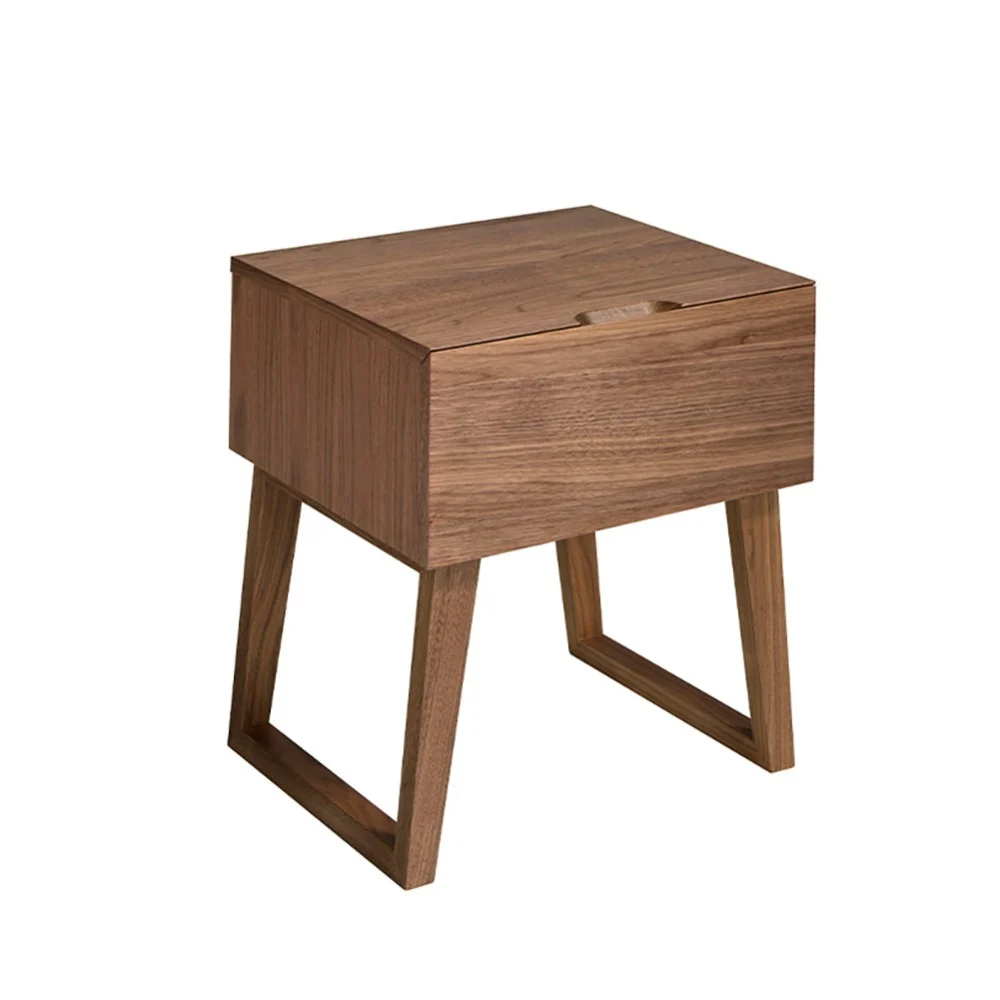 Comodino in legno impiallacciato noce con cassetto. - 45 x 40 x 50