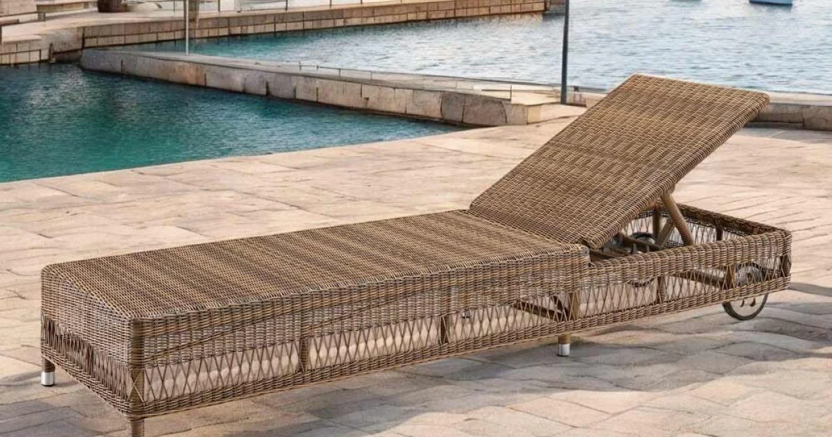 Lettino da Esterno con Ruote in Polyrattan Intrecciato a Mano - Gigi