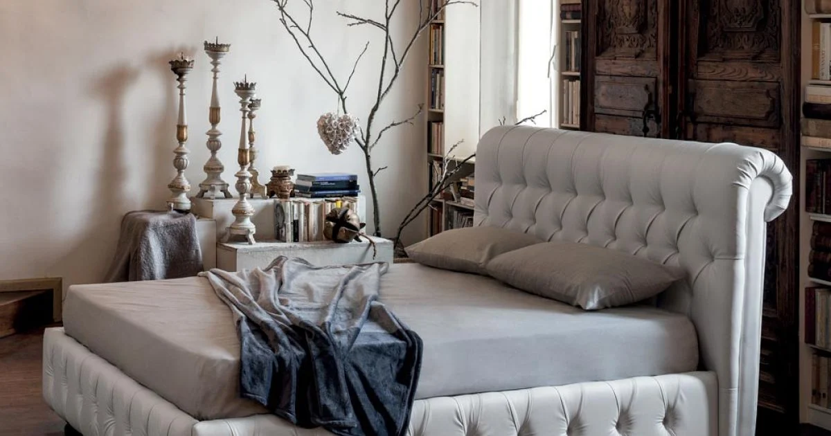 Letto Matrimoniale con Imbottitura Capitonné e Piedini in Legno - Briosco