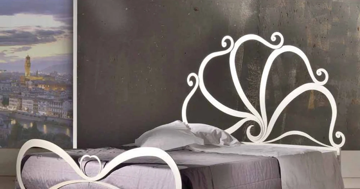 Letto matrimoniale di design in ferro con decori in cristallo Eden