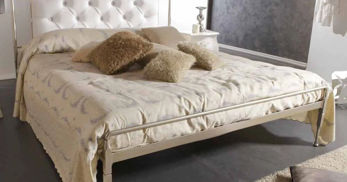 Letto matrimoniale imbottito realizzato a mano in ferro pieno Gracie