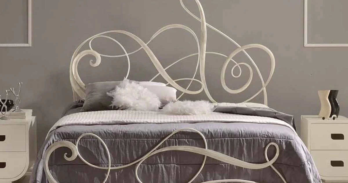 Letto matrimoniale in ferro battuto con decoro chiave di violino Atena
