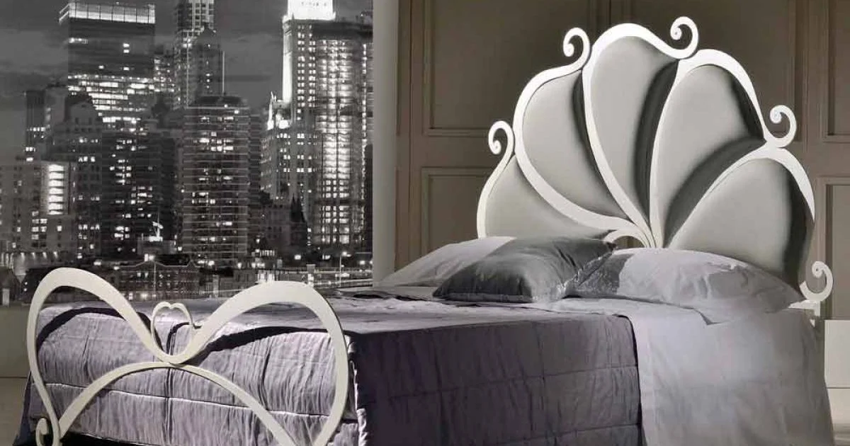 Letto matrimoniale in ferro imbottito con cristalli Kimberly
