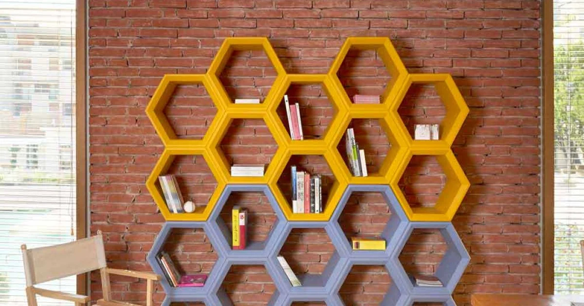 Libreria da parete colorata Slide Hexa a celle prodotta in Italia