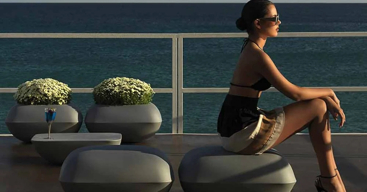 Pouf da esterno di design Pillow by Vondom in polietilene. 67x67 cm