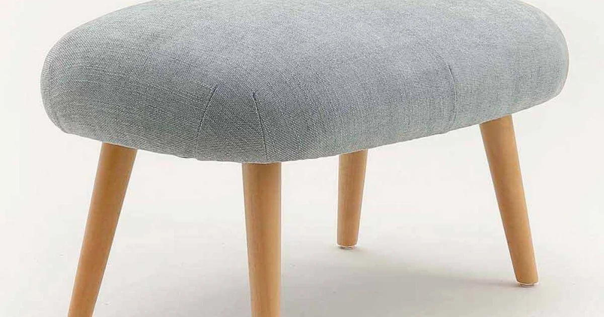 Pouf di design in tessuto con base in legno massello faggio Arezzo