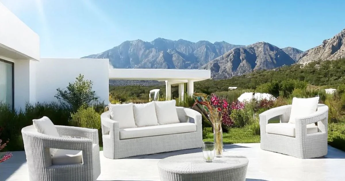Salotto da Esterno in Polyrattan Marca REHAU e Cuscini Bianchi - Charmix