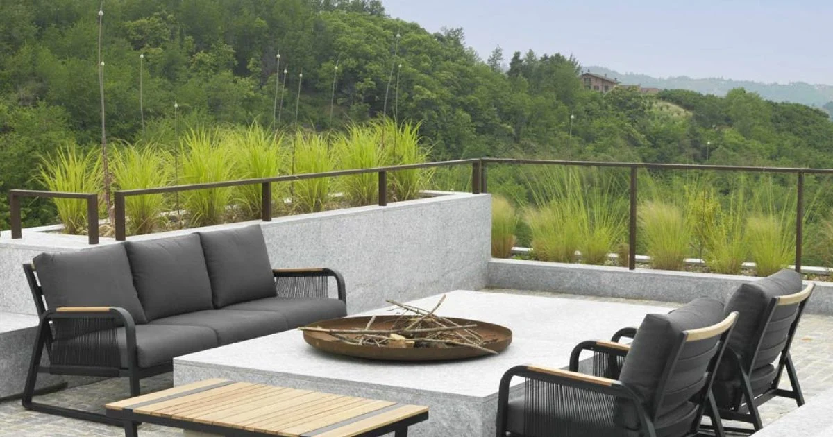 Salotto Realizzato in Alluminio con Dettagli in Teak del Brasile - Diario