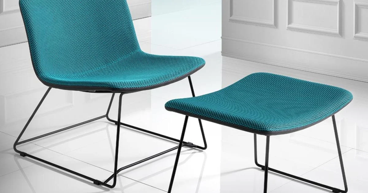 Sedia con Poggiapiedi in Tessuto Vulcano e Gambe in Metallo Made in Italy - Amane