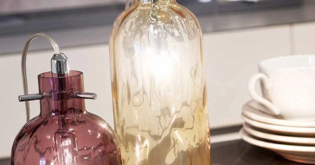 Selene Bossa Nova lampada da tavolo Ø10 H 26cm in vetro soffiato ambra