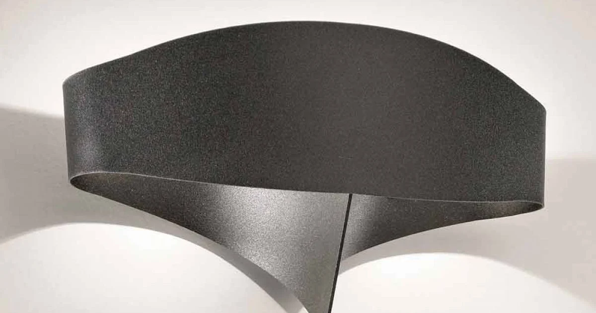 Selene Scudo applique in acciaio verniciato dal design moderno