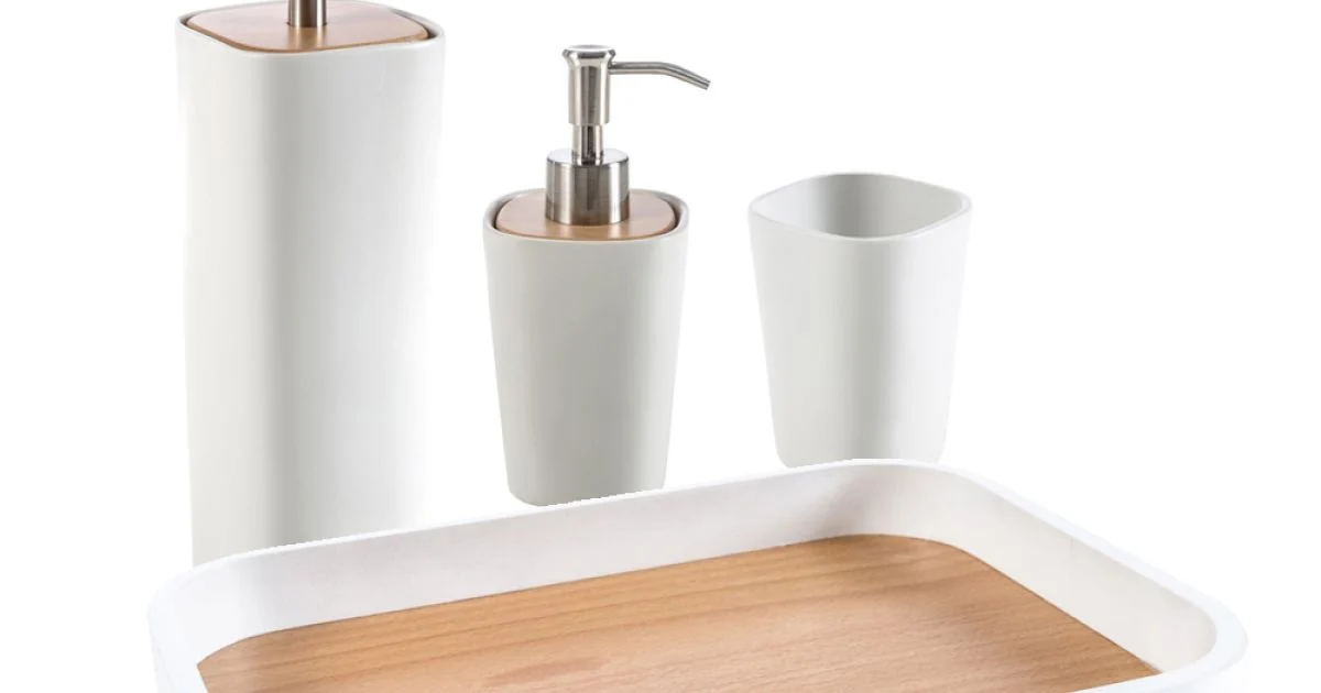 Set accessori moderni per bagno in ceramica e legno Carsoli