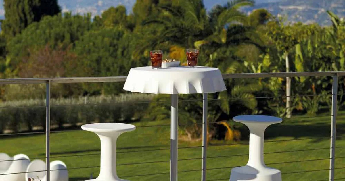 Sgabello bar alto per esterno Slide Drink moderno realizzato in Italia