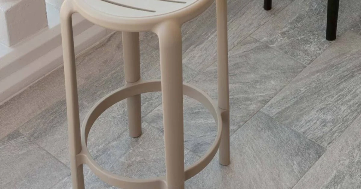 Sgabello in Polipropilene Rinforzato con Fiberglass in Diversi Colori - Neev