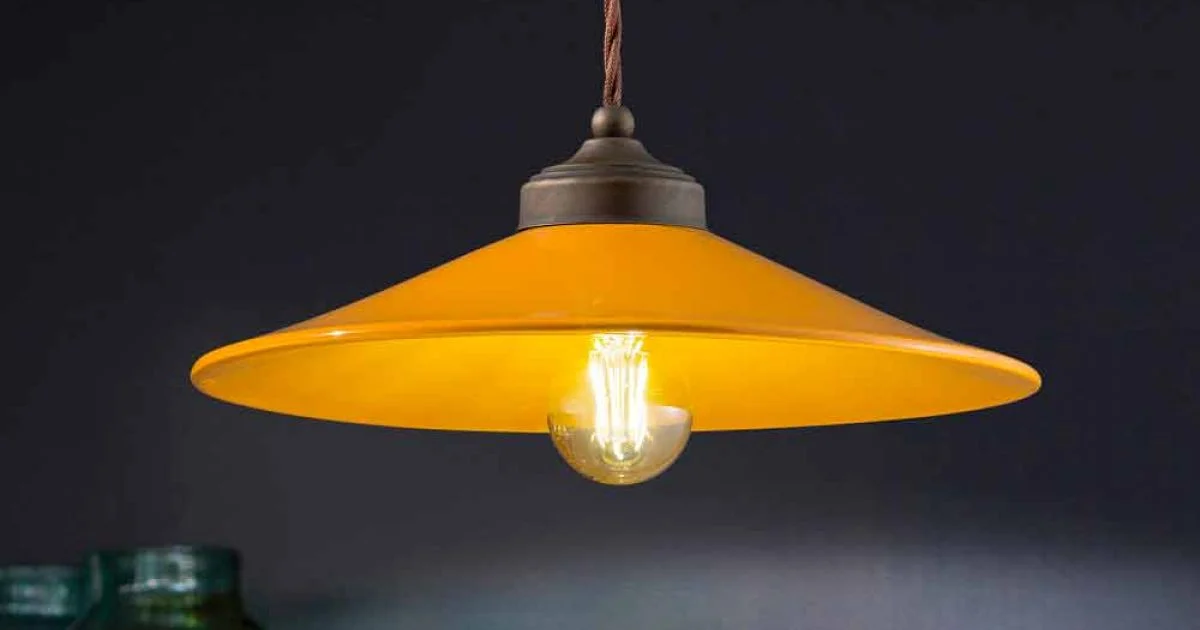 Sospensione in ceramica colorata e ottone anticato Maya Ferroluce