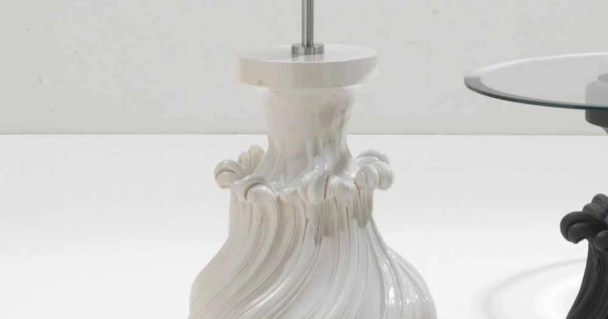 Tavolino in legno massello e cristallo bianco, diametro 60cm, Margo
