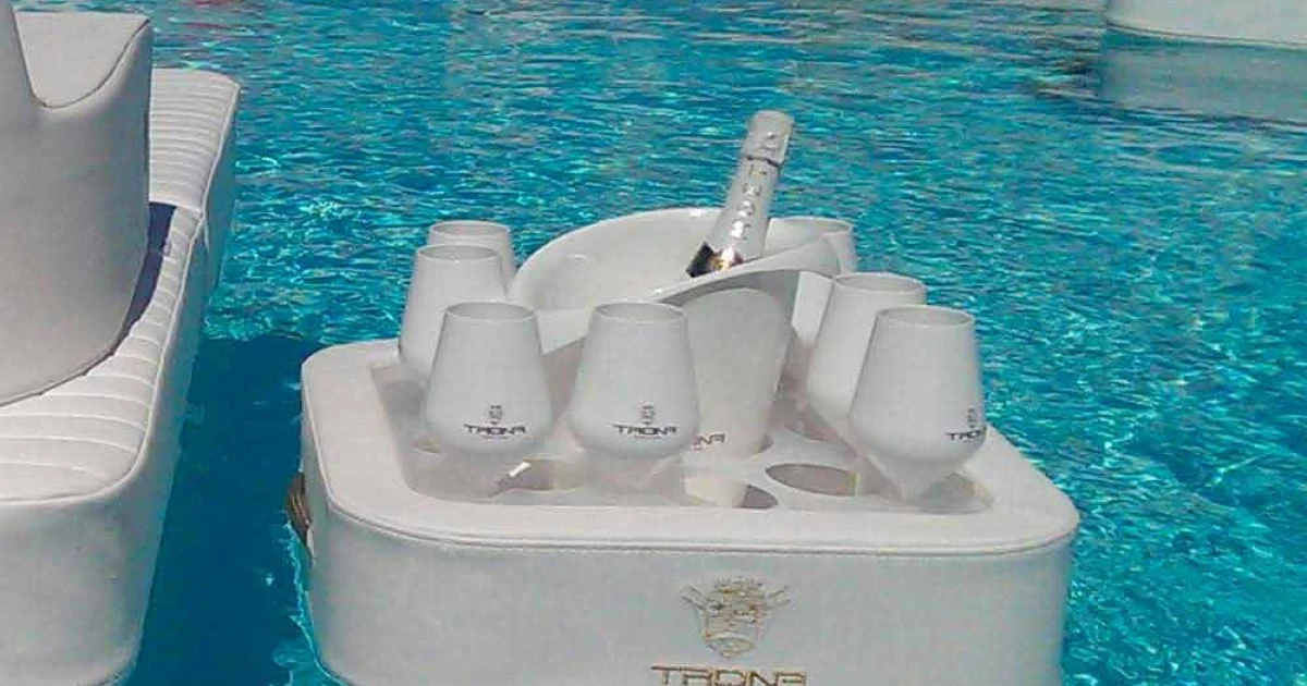 Tavolino – vassoio galleggiante in ecopelle nautica e plexiglass Trona