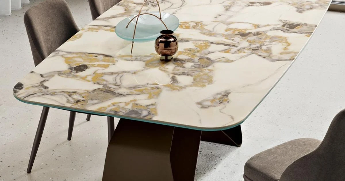 Tavolo 210x110 cm con Piano in Ceramica Effetto Marmo e Base in Metallo - Adriano