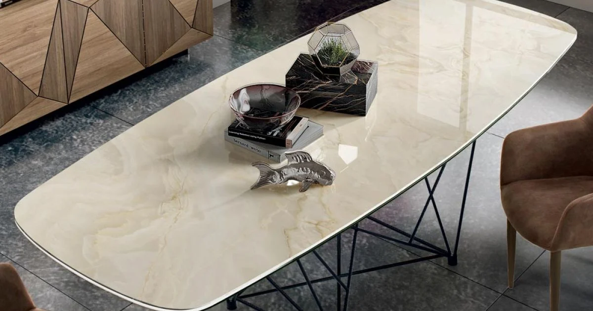 Tavolo con Piano in Ceramica a Botte e Base in Acciaio Made in Italy - Ezzellino