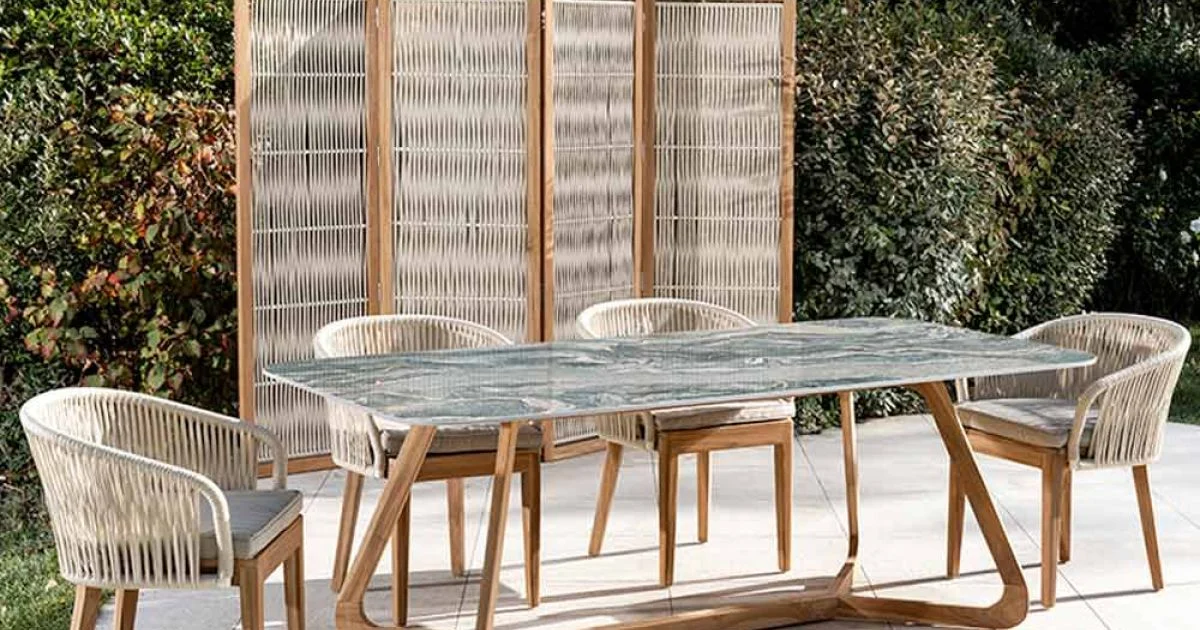 Tavolo da Esterno con Base in Legno e Piano in Ceramica Iconic Ciprus - Infinity