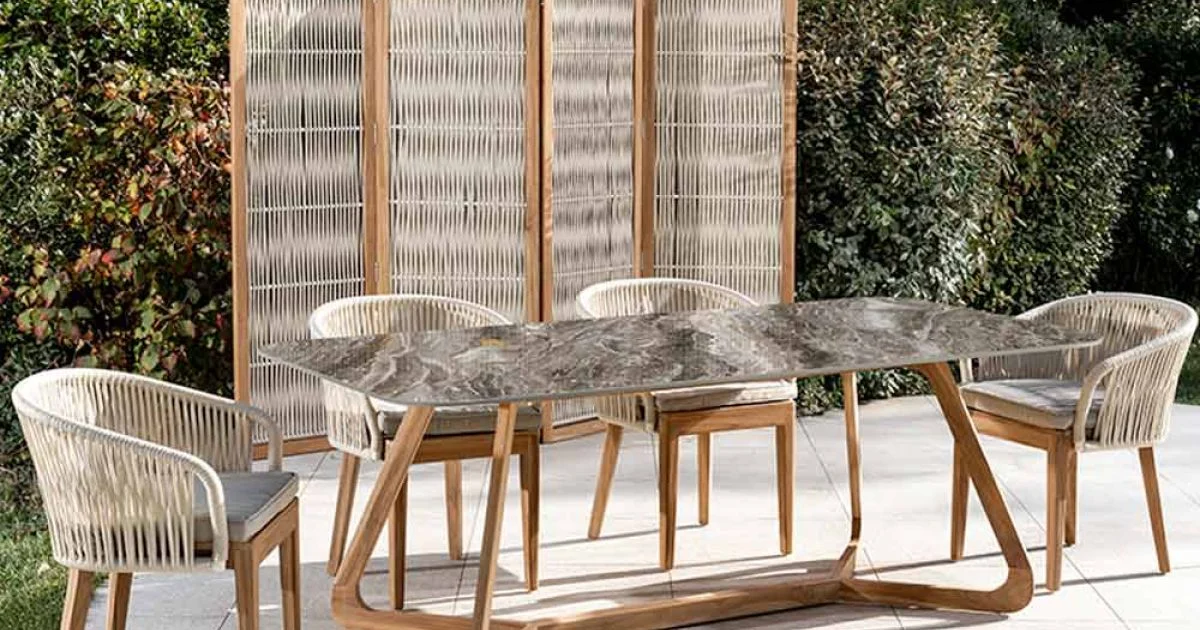 Tavolo da Esterno con Base in Legno e Piano in Ceramica Orobico Luxe - Infinity