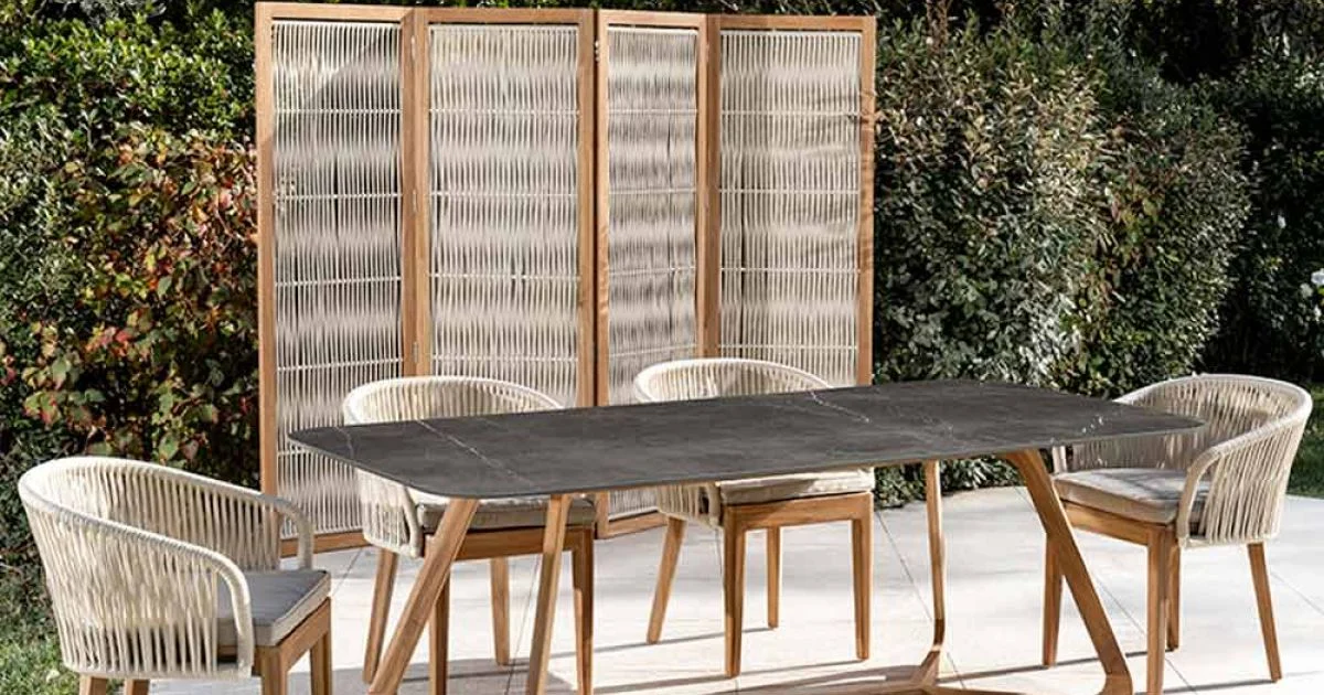Tavolo da Esterno con Base in Legno e Piano in Ceramica Pietra Grey - Infinity