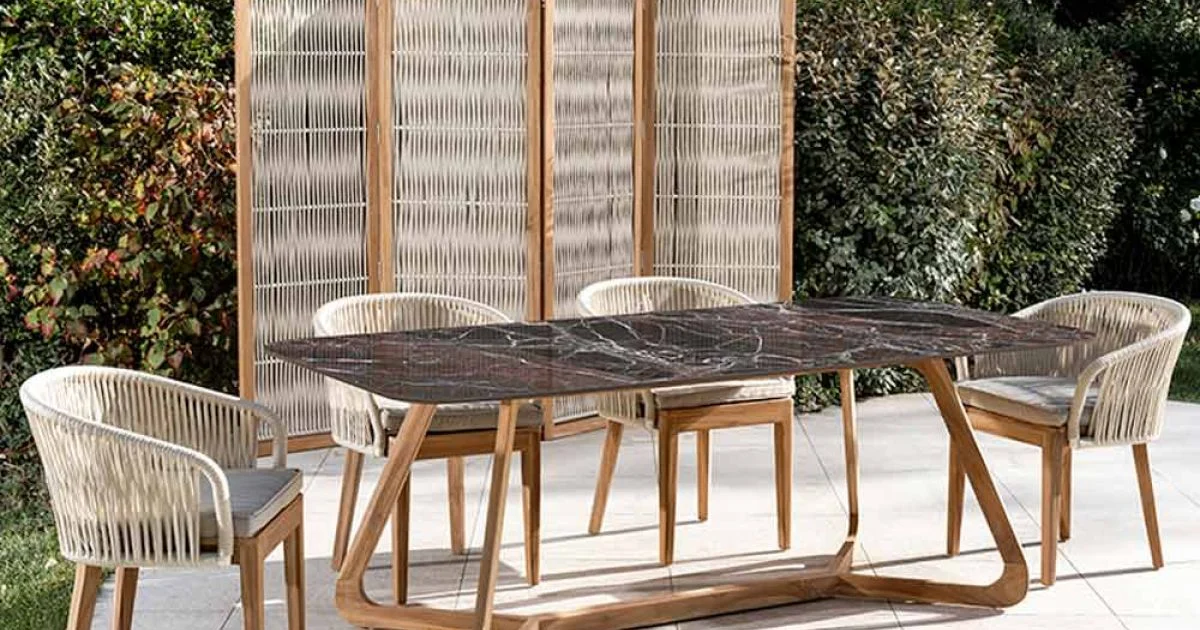 Tavolo da Esterno con Base in Legno e Piano in Ceramica Rosso Domus - Infinity