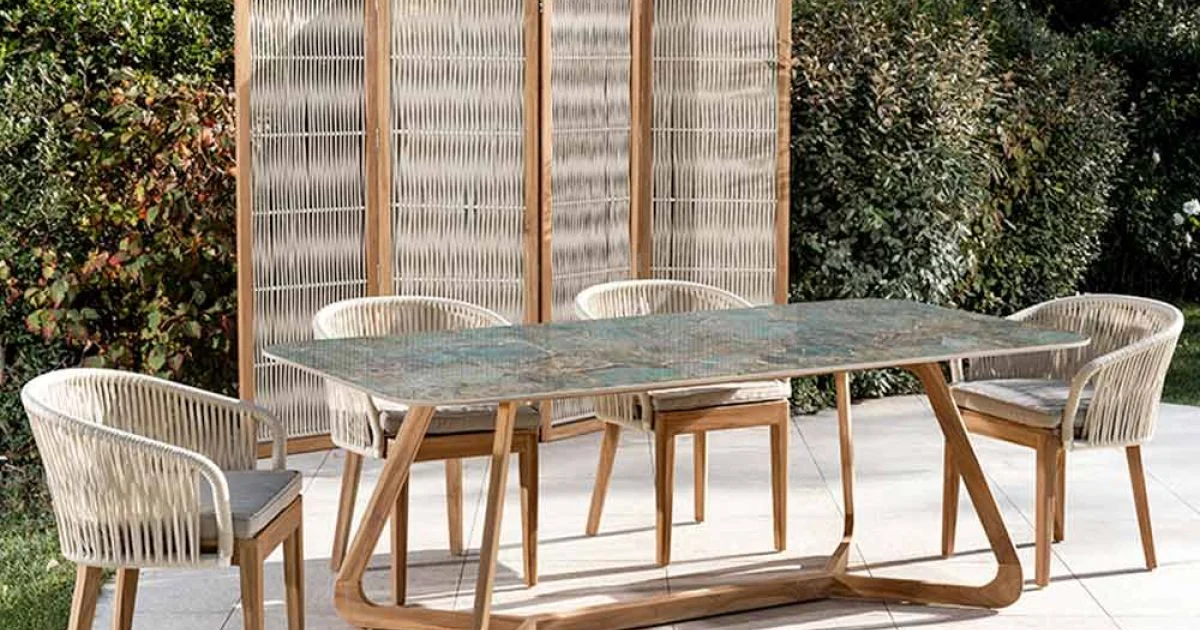 Tavolo da Esterno con Base in Legno e Piano in Ceramica Santos - Infinity