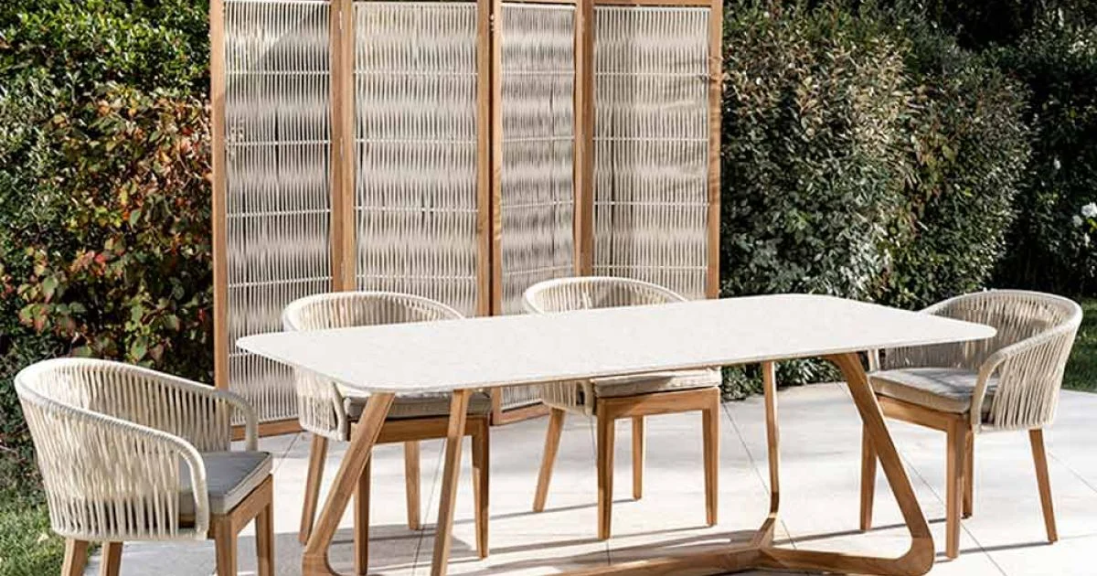 Tavolo da Esterno con Base in Legno e Piano in Ceramica Terrazzo White - Infinity