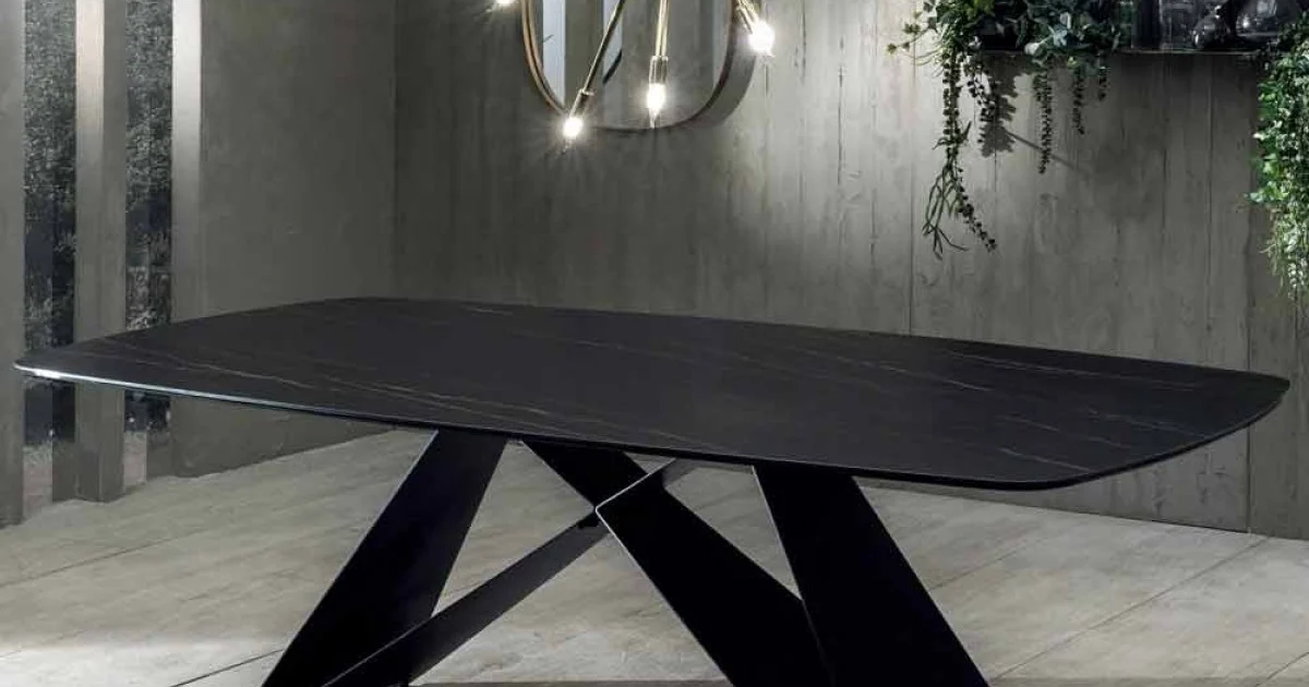 Tavolo da Pranzo di Design in Ceramica Effetto Portoro e Metallo Opaco - Falcon