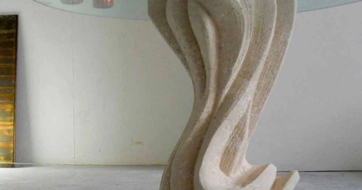 Tavolo rotondo in Pietra di Vicenza e cristallo Cadmo scolpito a mano