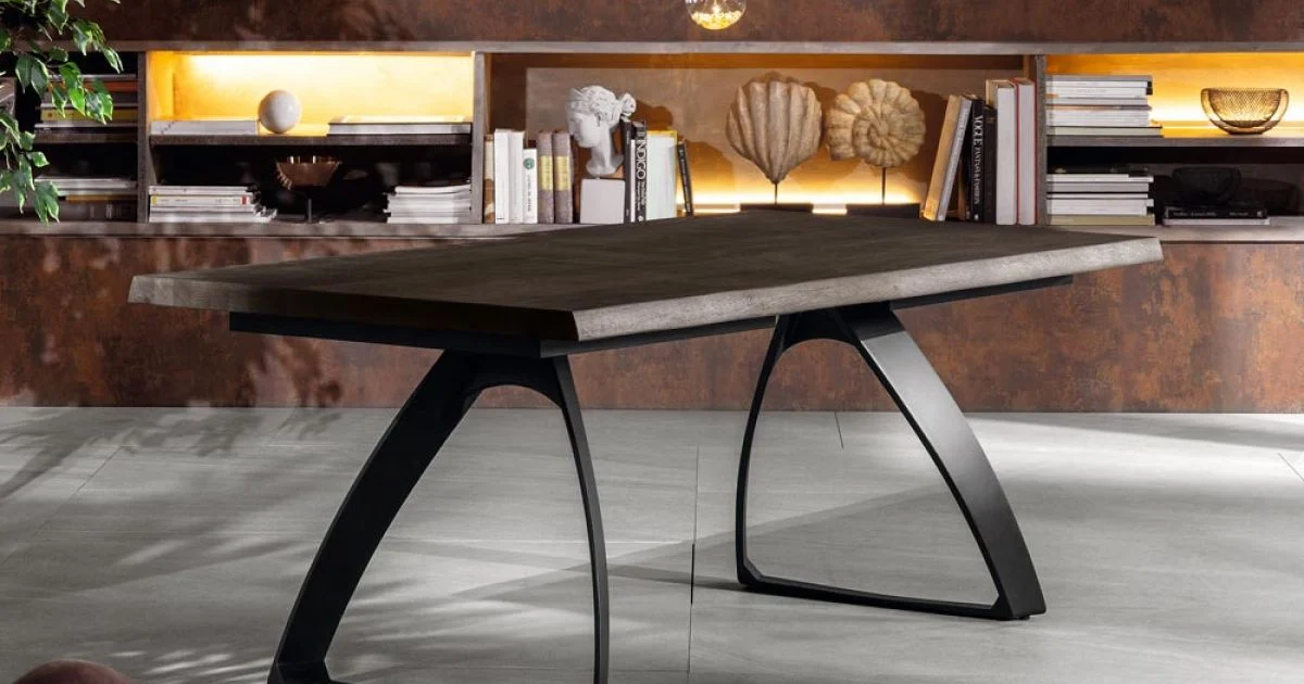 Tavolo Rettangolare con Piano in Rovere Impiallacciato e Base in Alluminio - Logan