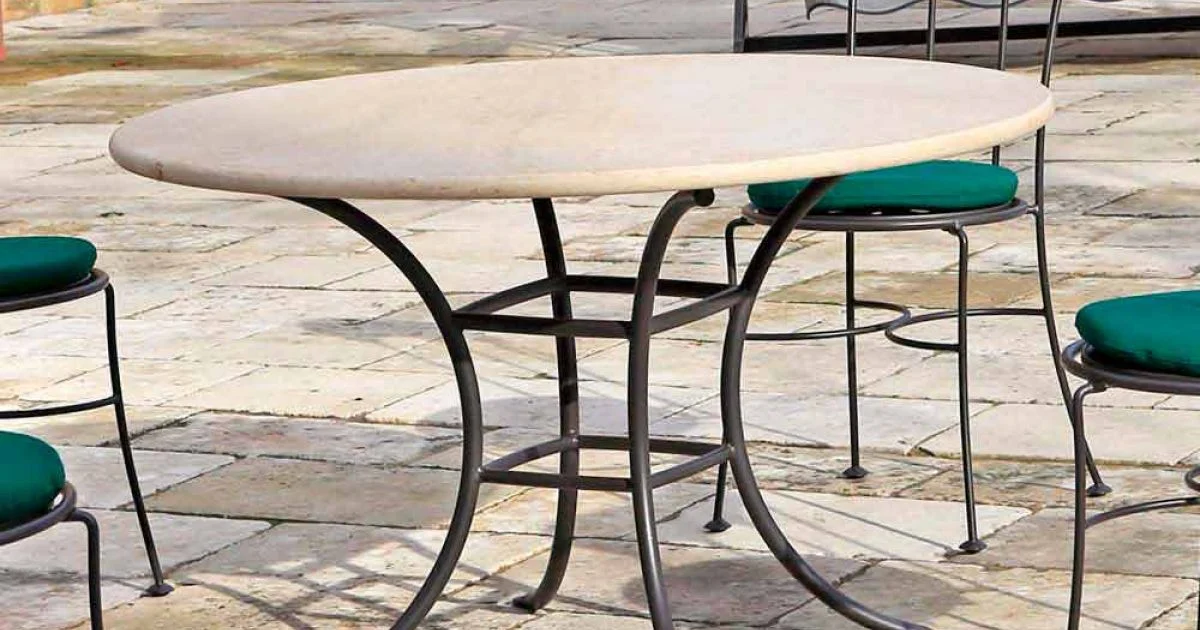 Tavolo Rotondo da Esterno con Piano in Travertino Made in Italy - Scozia