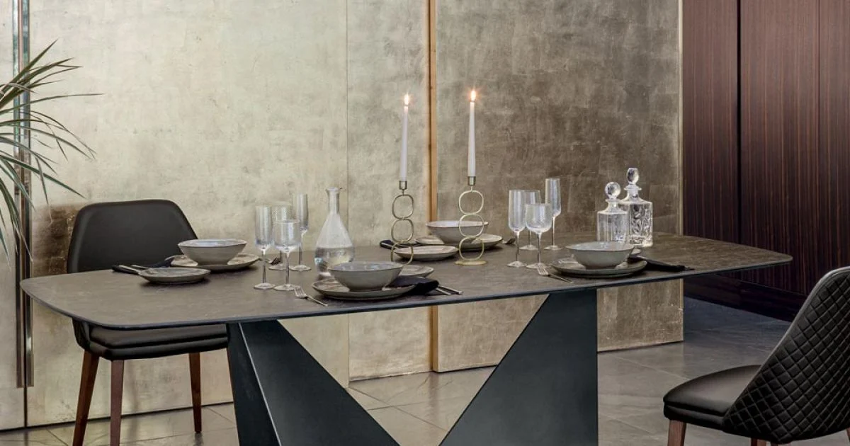 Tavolo Sala da Pranzo Piano in Ceramica Opaca e Gambe in Metallo - Monacco